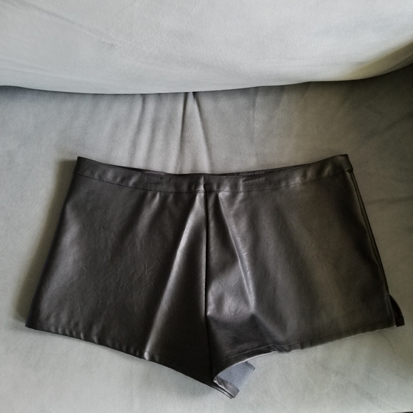 New/WOTags Victoria's Secret Faux Leather Shorts - Picture 2 of 2